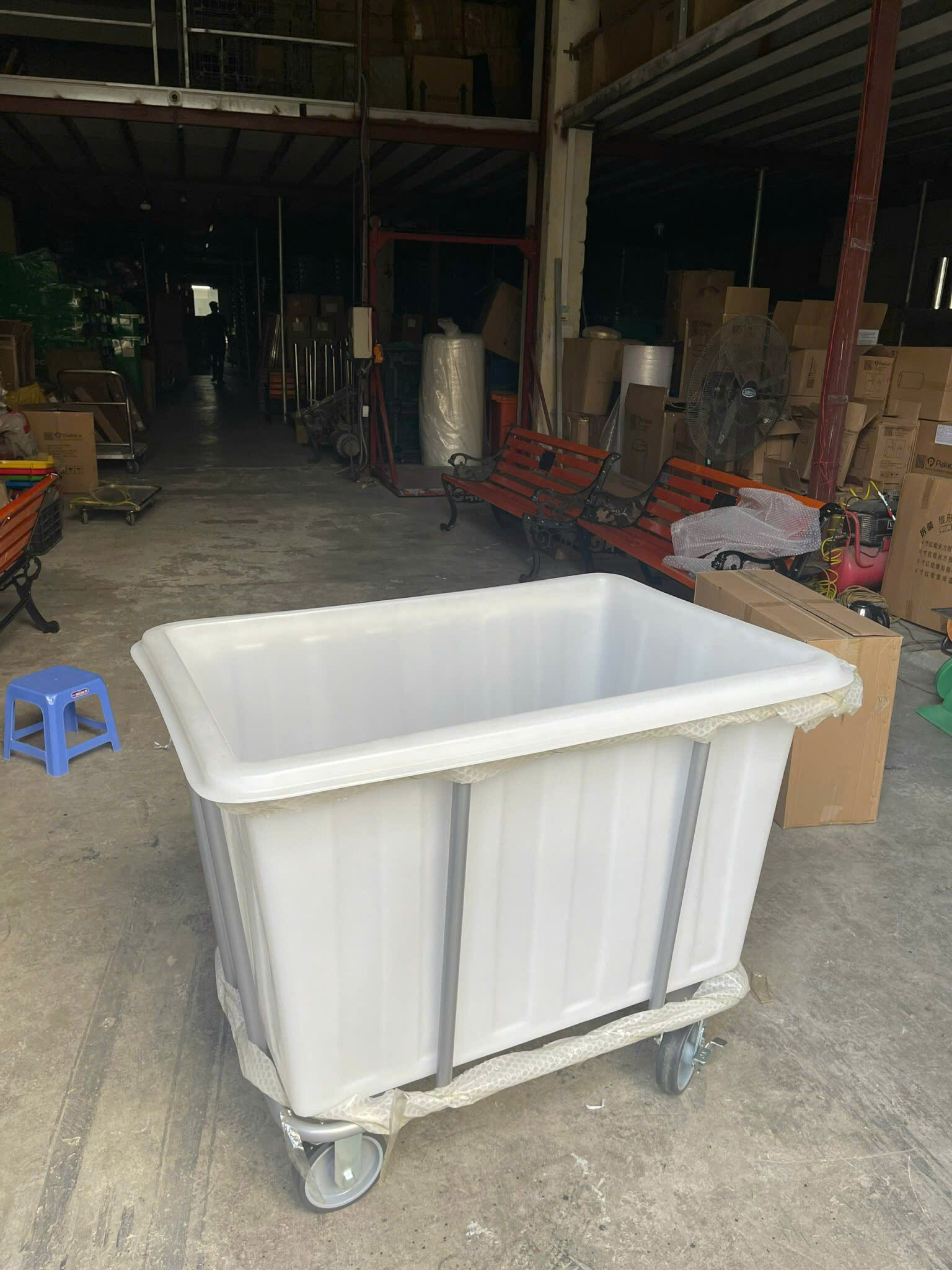 Xe Giặt Là Nhựa Màu Trắng Khung Thép Phun Sơn 300 Lít