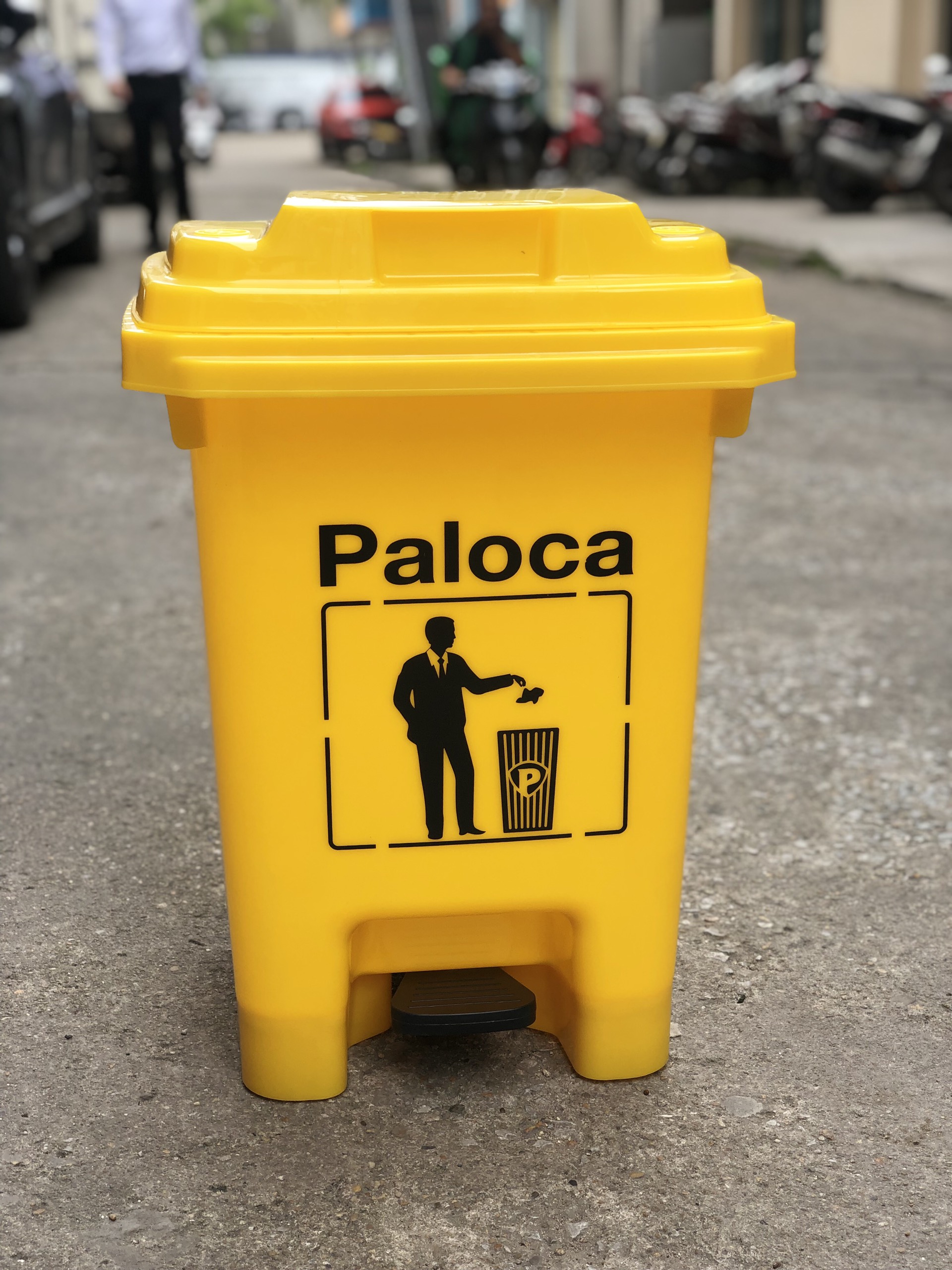Thùng rác nhựa 60L đạp chân màu vàng