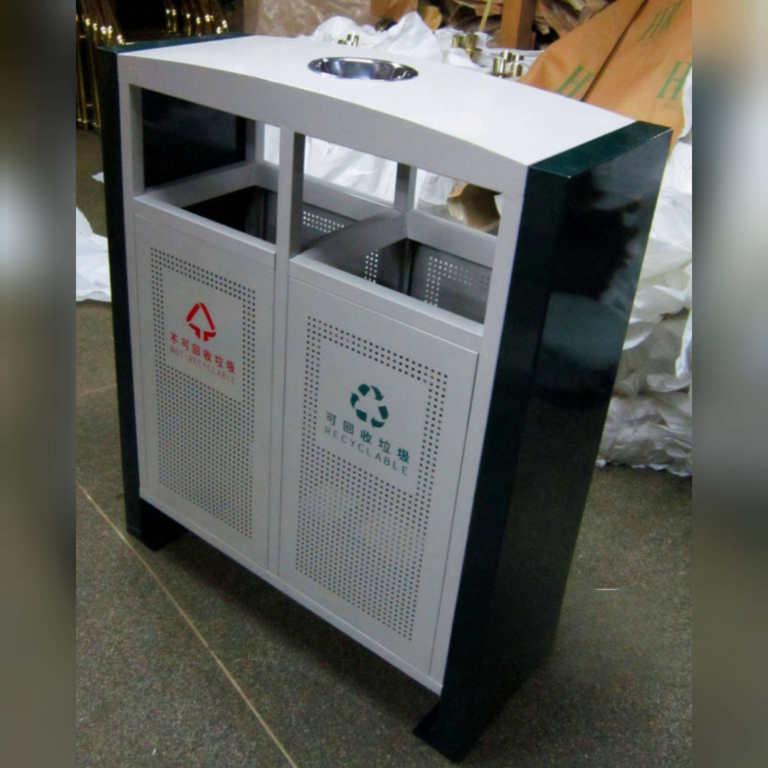Thùng Rác 2 Ngăn Ngoài Trời Có Gạt Tàn Thuốc