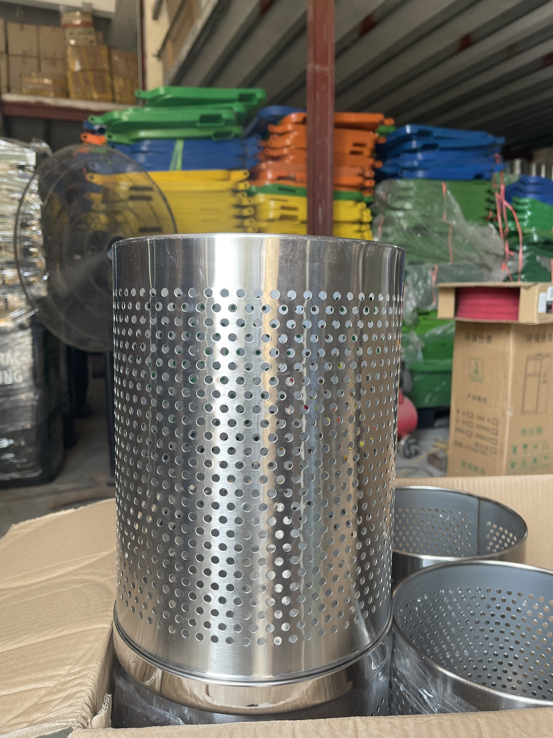 Thùng Rác Inox Trắng Dập Lỗ Không Nắp Ø22