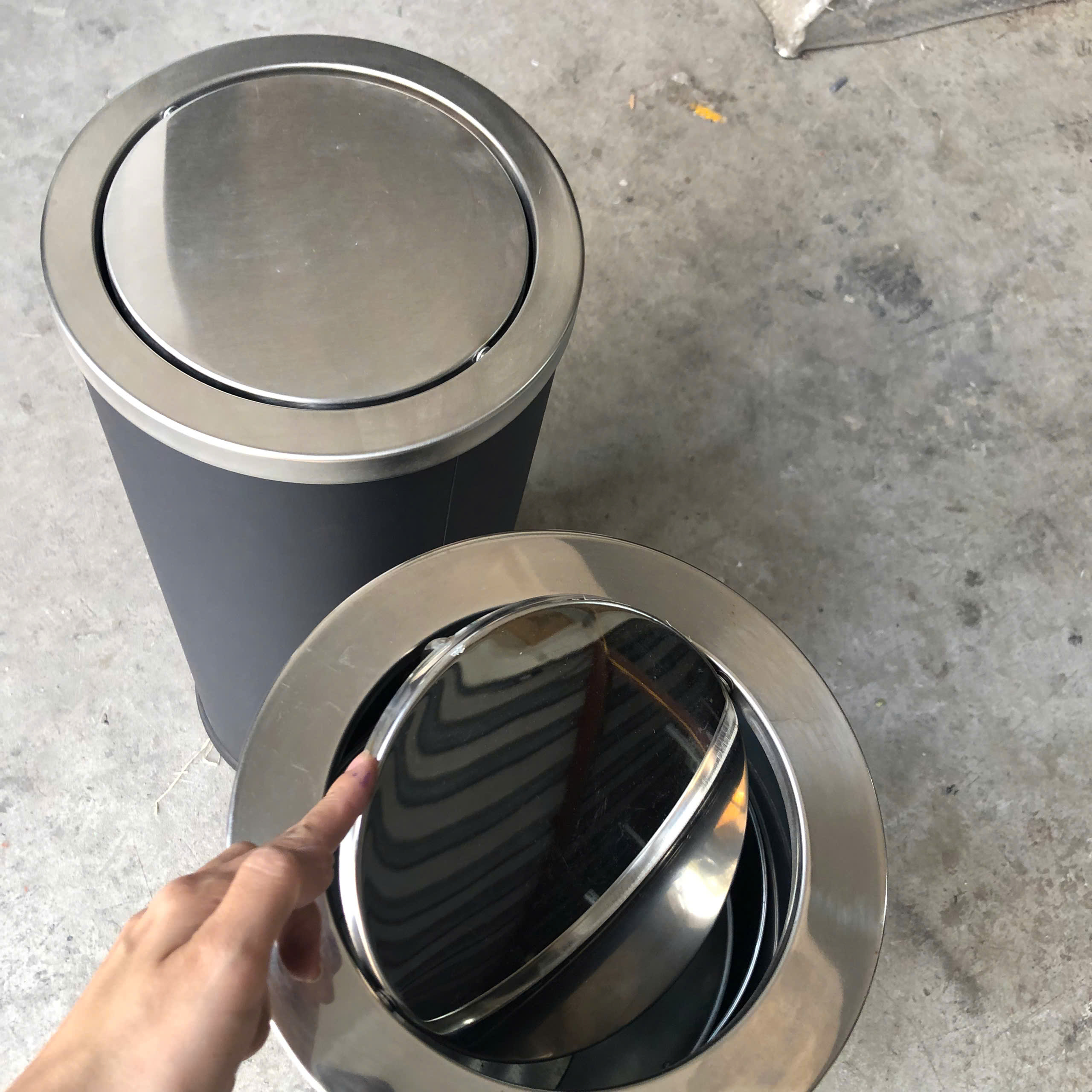 Thùng Rác Inox Tròn Nắp Lật Ø25