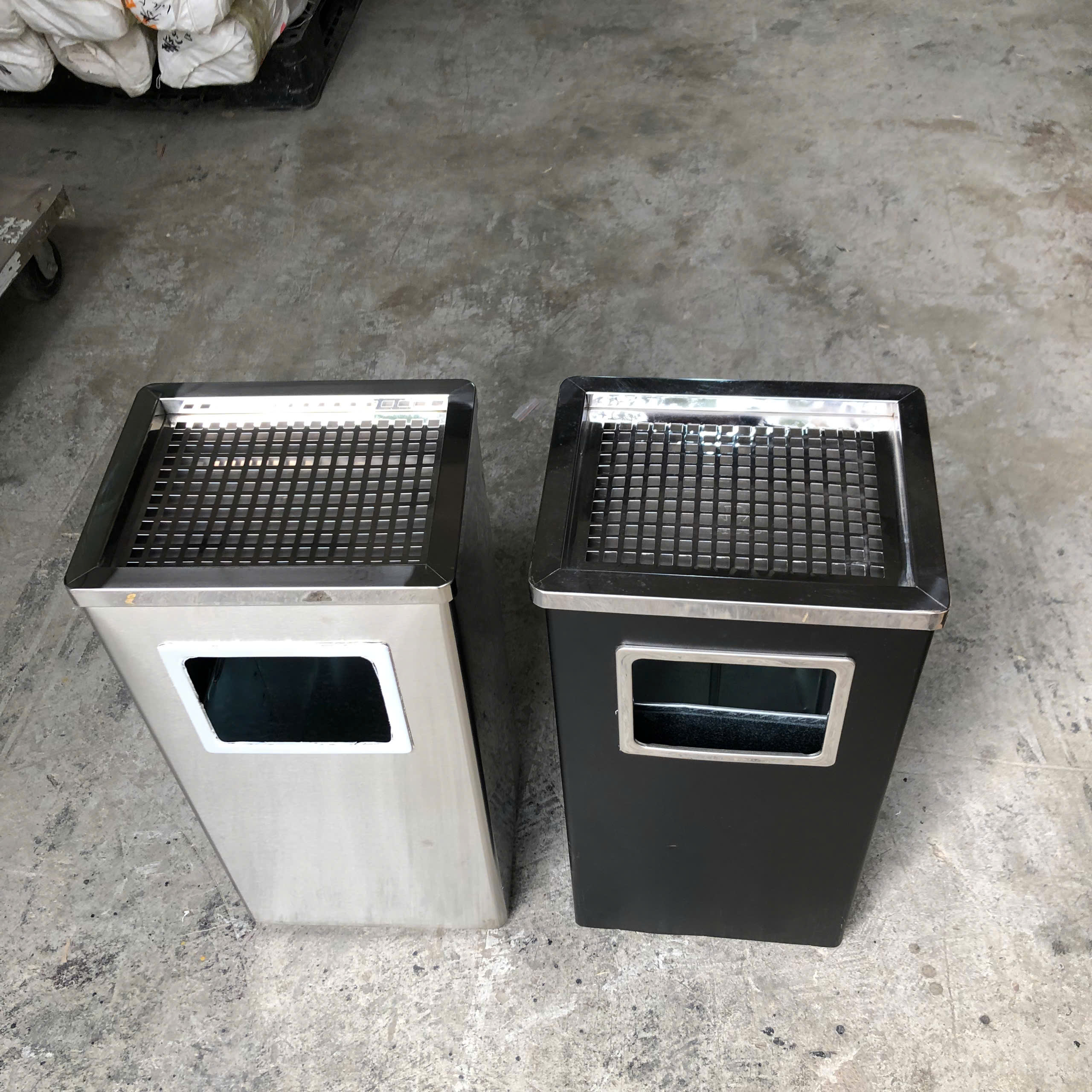 Thùng Rác Inox Chữ Nhật Có Gạt Tàn