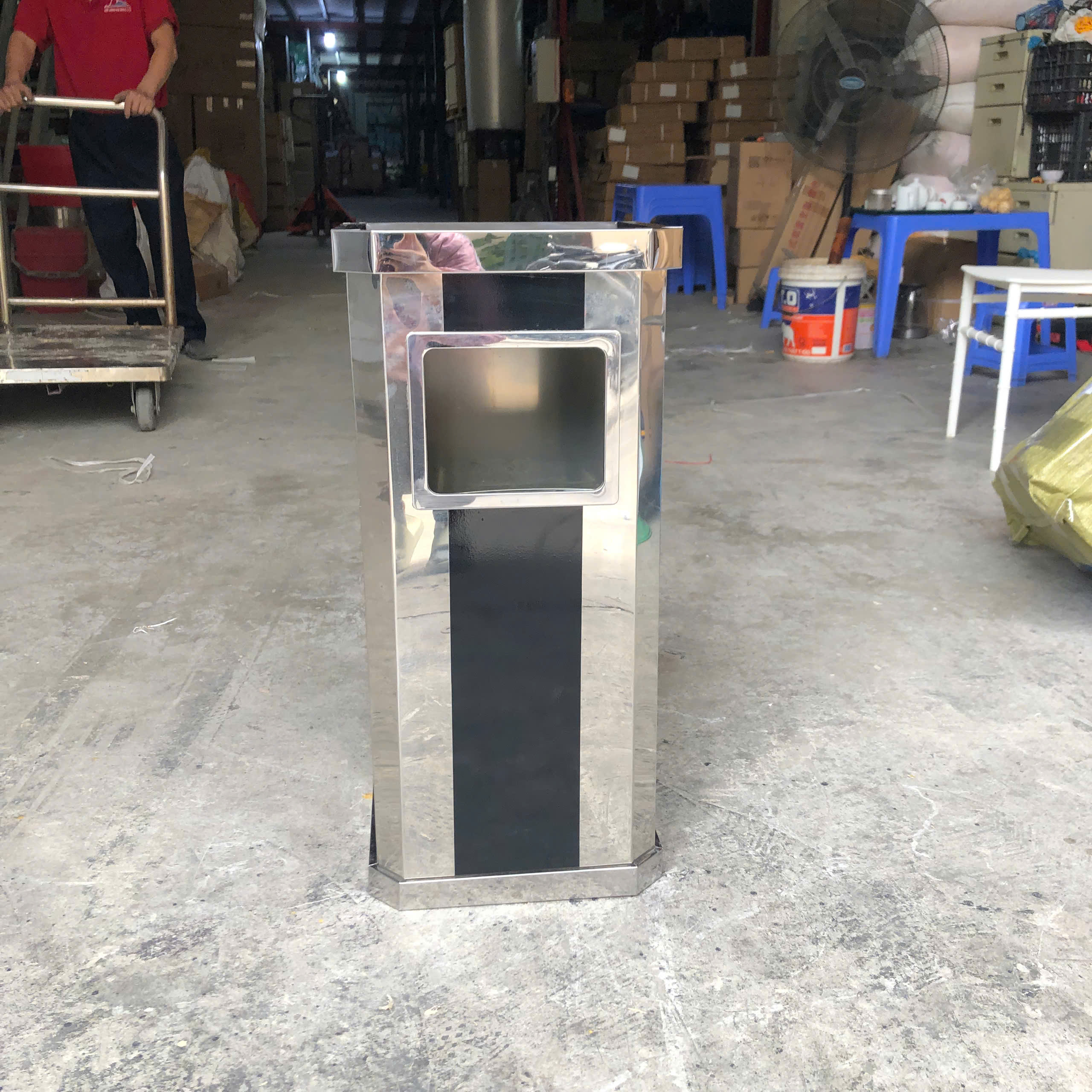 Thùng Rác Inox Chữ Nhật Có Gạt Tàn Thuốc