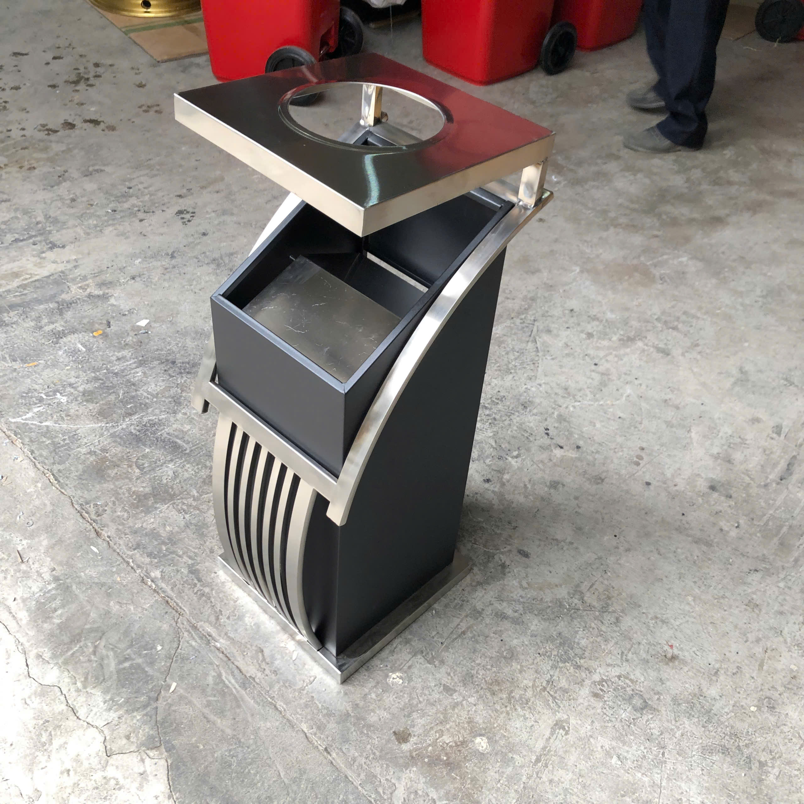 Thùng Rác Sảnh Trắng Có Gạt Tàn Thủy Tinh
