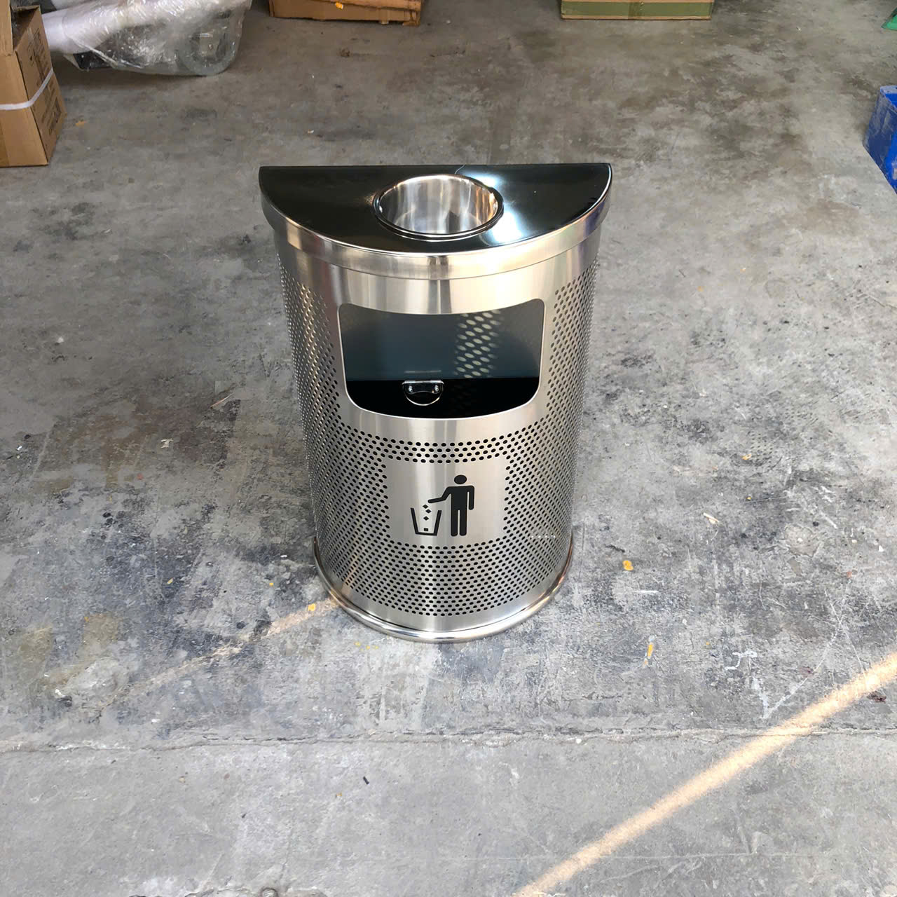 Thùng Rác Inox Bán Nguyệt Có Gạt Tàn Thuốc Lá