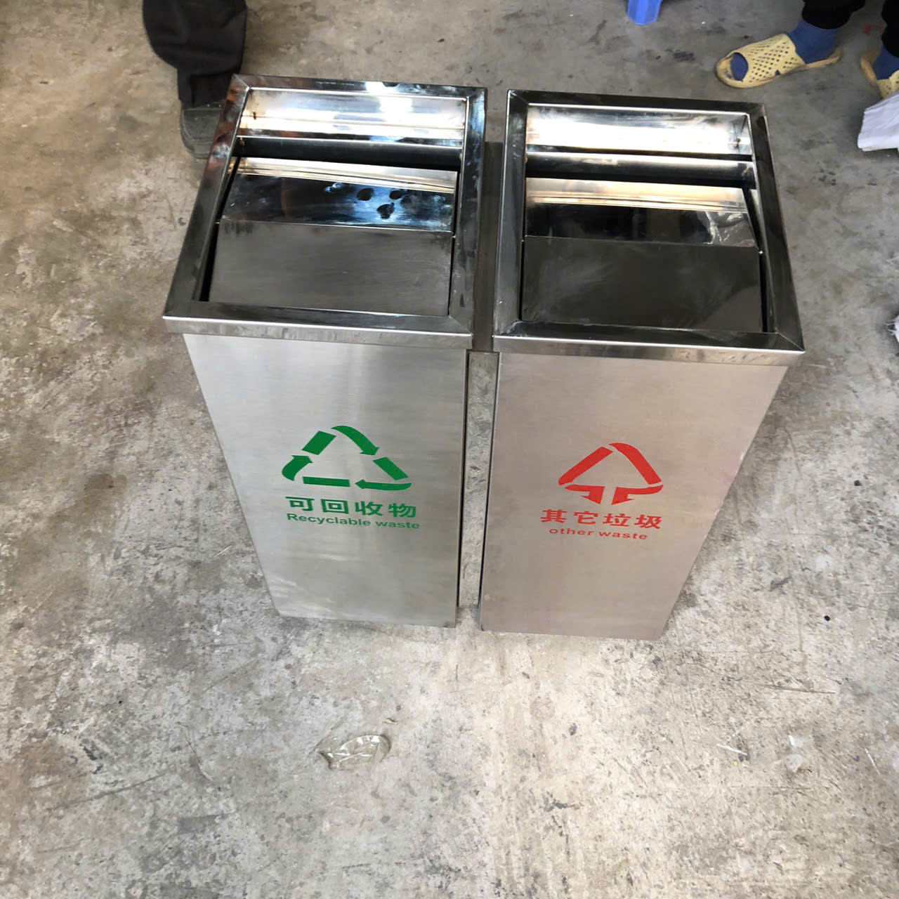 Thùng Rác 2 Ngăn Inox Nắp Lật Có Gạt Tàn