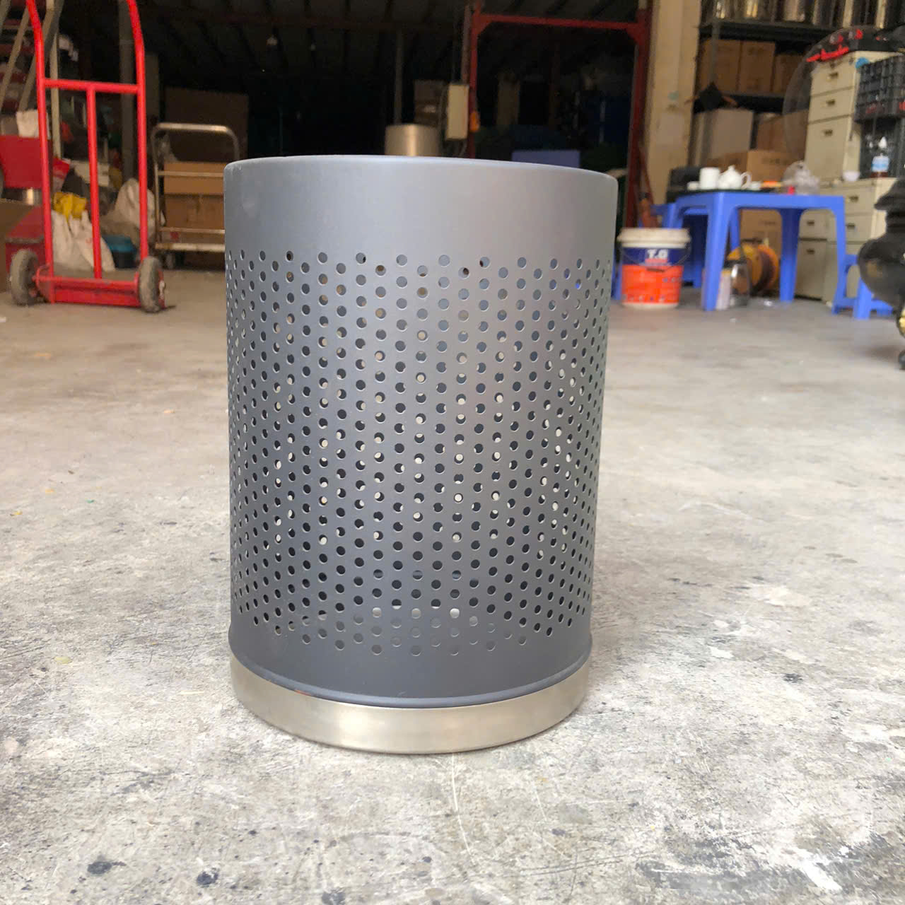 Thùng Rác Thép Sơn Đen Đế Inox Trắng Ø22
