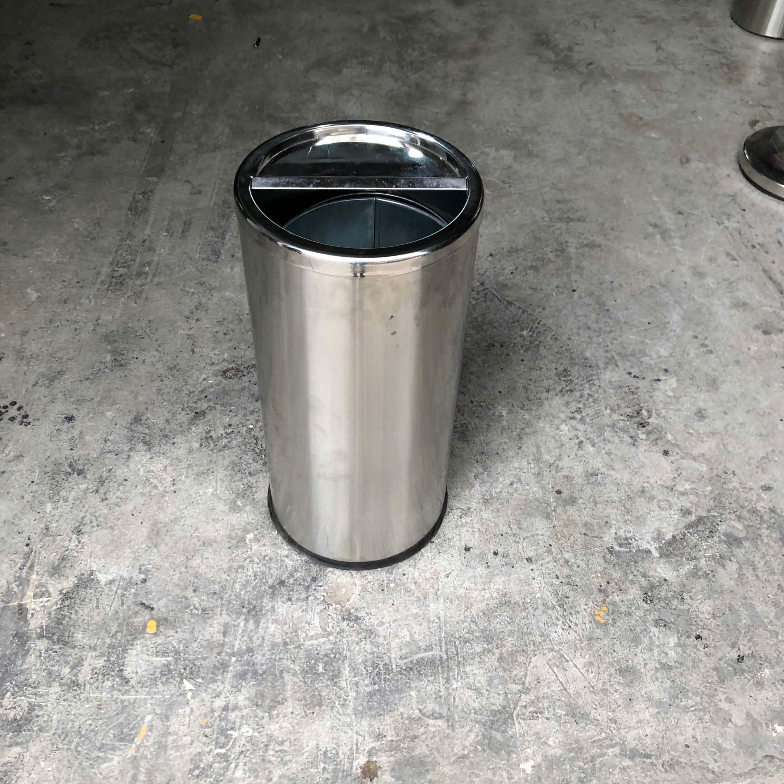 Thùng Rác Inox Tròn Có Gạt Tàn Ø30